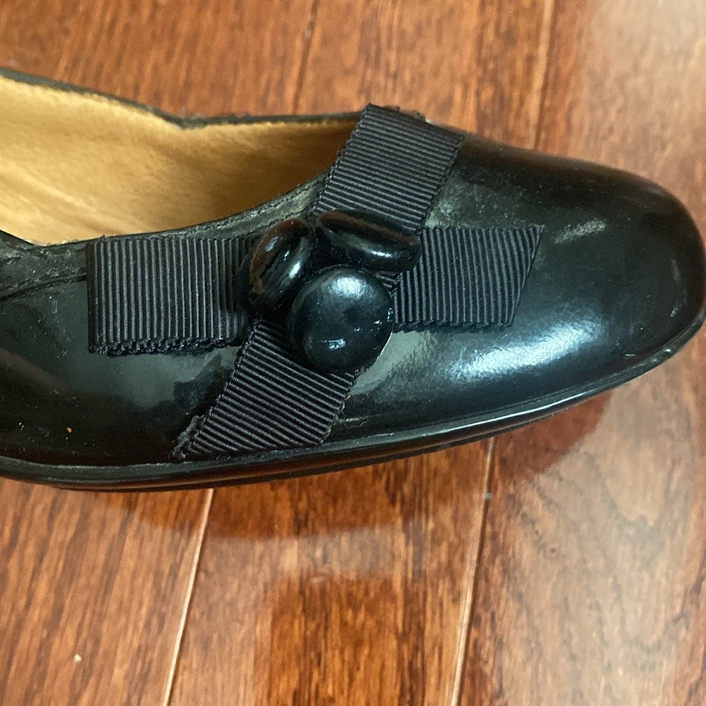 Sofft Black Patent Leather Side Button Retro Pumps - Picture 3 of 13
